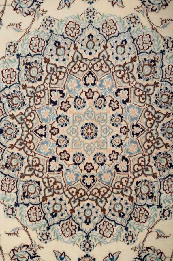 Nain 9La  322cm x 217cm / 10'7'' x 7'1'' - Image 3